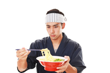 仕事中のラーメン職人