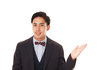 案内する笑顔のウェイター