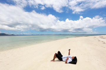 沖縄の美しいビーチで寛ぐ男性