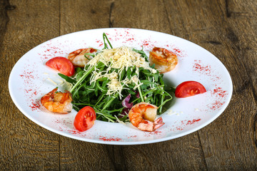 Salad with prawn and rucola