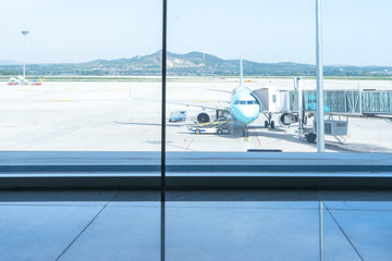 Obraz premium glass window and airplane in airport