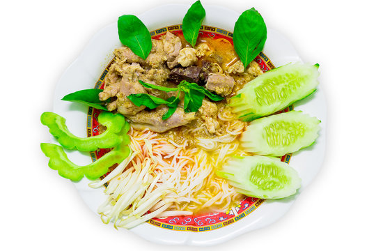 Thai vermicelli eaten with curry and vegetable isolated on white, noodle, 
boiled Thai rice vermicelli, usually eaten with curries or Thai style.