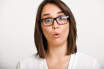 Obraz premium Portrait of girl playing ape over white background.