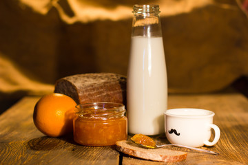 Opened jar with grapefruit jam and crispy bread