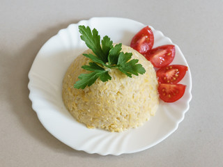 Reis mit Ei, Tomate und Petersilie