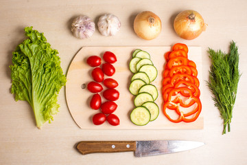 Vegetables, chopping board and knife on a table