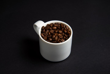 コーヒー豆の入ったコーヒーカップ