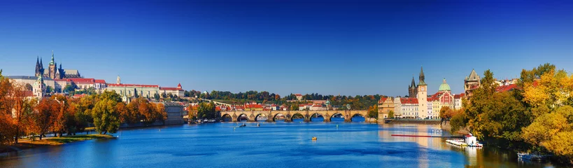 Poster Prager Burg und Altstadt Tag Panoramablick mit blauem Himmel, Reise lebendigen Herbst europäischen Hintergrund © Roxana
