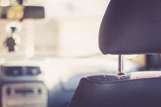 Kopfst&uuml;tzen in Auto, retro 