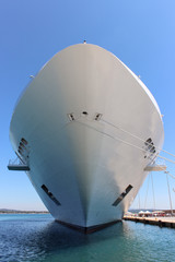 Bug eines großen Kreuzfahrtschiffs am Hafen