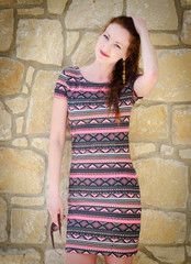 красивая девушка у стены