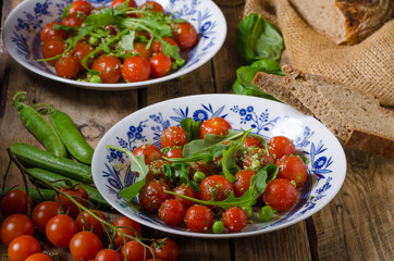 Salad of arugula and cherry tomatoes