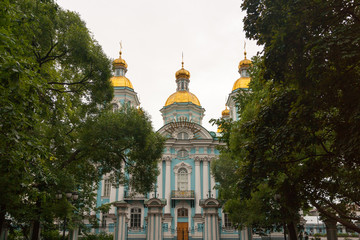 Fototapeta na wymiar Nicholas-Epiphany Naval Cathedral of St. Nicholas in the garden of St. Petersburg