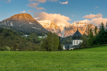 Bergfriedhof und Alpen in Berchtesgaden, Oberbayern in Deutschland