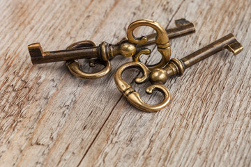 alte Schlüssel auf Holzbrett 