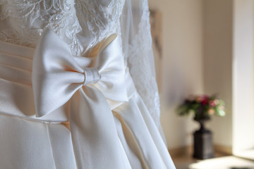 бант на свадебном платье