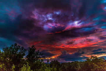 St&uuml;rmischer Sonnenaufgang in Deutschland Sommerhimmel
