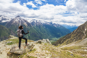 Veduta panoramica in montagna con ragazza