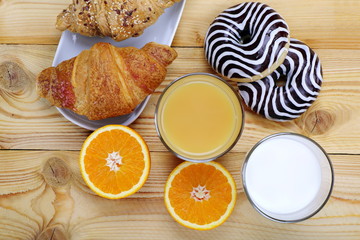 Latte ,  succo d'arancia , ciambelle e cornetti