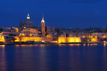 Fototapeta na wymiar Classical view of Malta's capital, Valletta, after sunset 