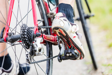 Fototapeta premium Kette, Pedal, Hinterrad, und Ritzel eines Fahrrads, Detail, Mann hat Fuß auf dem Pedal