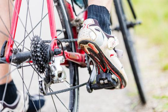Kette, Pedal, Hinterrad, und Ritzel eines Fahrrads, Detail, Mann hat Fu&szlig; auf dem Pedal