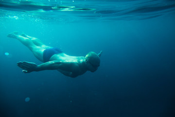 Fototapeta na wymiar man swim underwater sea