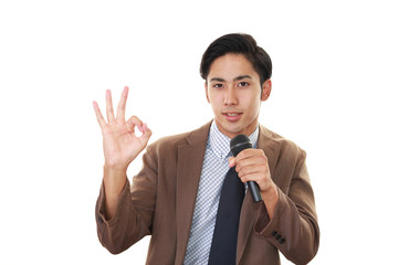 プレゼンをする笑顔のビジネスマン