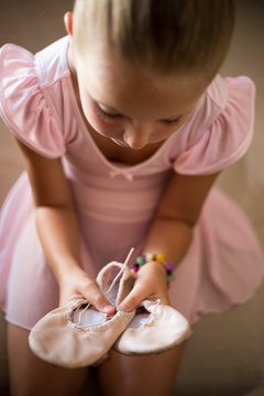 Bambina col tut&ugrave; di danza classica si concentra per il saggio 