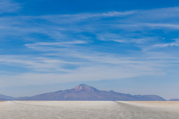 Fototapeta na wymiar Paysage désert de sel Bolivie Uyuni route Chemin