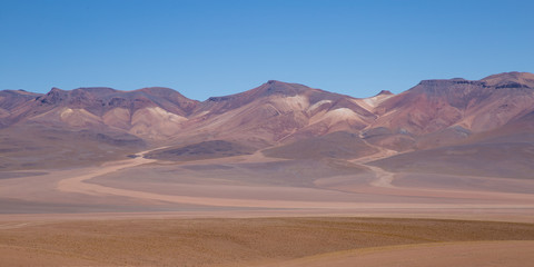 Fototapeta na wymiar Paysage pittoresque montagnes Bolivie ( route et chemin de terre )