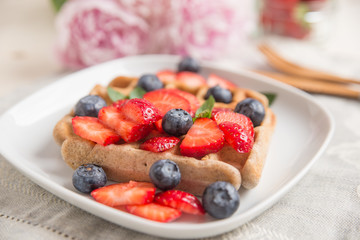 Belgische Waffeln mit frischen Erdbeeren
