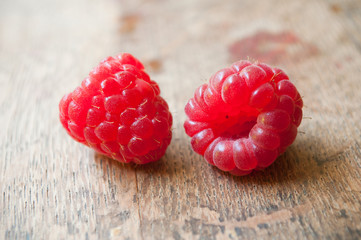 framboises sur table en vieux bois