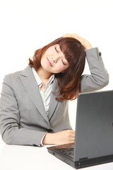 首のストレッチをするビジネスウーマン