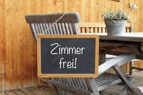 "Schild mit Aufschrift Zimmer frei" Stockfotos und lizenzfreie Bilder