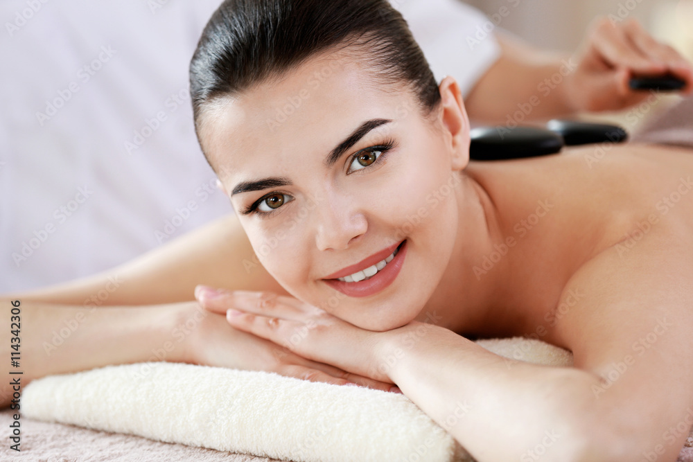 Poster Young woman having spa procedures at the beauty salon