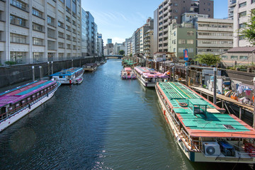 Fototapeta na wymiar 神田川と屋形船