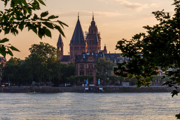 Obraz premium Der Mainzer Dom am Rhein