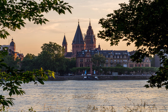Der Mainzer Dom am Rhein