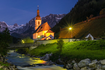 Fototapeta na wymiar Pfarrkirche St Sebastian am frühen Morgen, Ramsau im Berchtesgadener Land