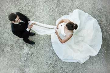 Tradycyjny ślub / Para w czarno-białych sukienkach - 114347107