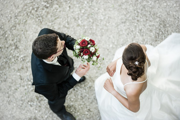 Tradycyjny ślub / Para w czarno-białych sukienkach - 114347146