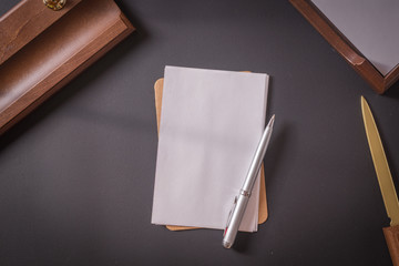 with paper with pen o a leather table