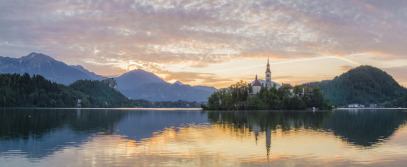 Piękny świt nad jeziorem Bled na Słowenii - obrazy, fototapety, plakaty