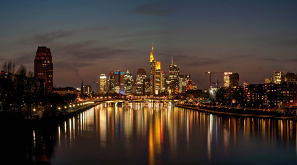 Fototapeta na wymiar Frankfurt Skyline bei Sonnenuntergang