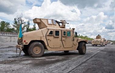Fototapeta premium konwój pojazdów opancerzonych armii ukraińskiej