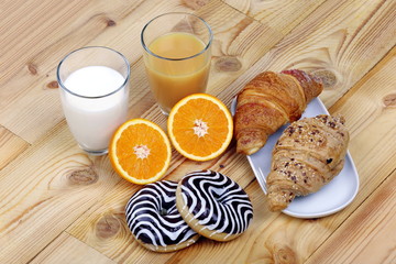 Latte , succo d'arancia , ciambelle e cornetti