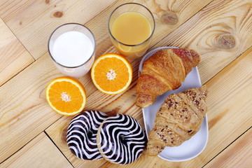 Latte , succo d'arancia , ciambelle e cornetti