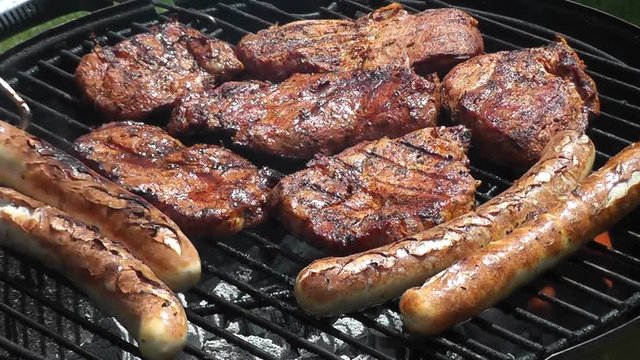 Schwenker und W&uuml;rstchen auf dem Grill