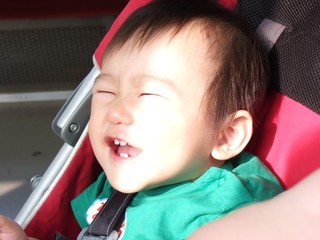 バギー　乳母車　笑顔　おしゃぶり　男児　赤ちゃん